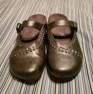 Womens size 8 Vionic Mary Jane bronze slip ons.